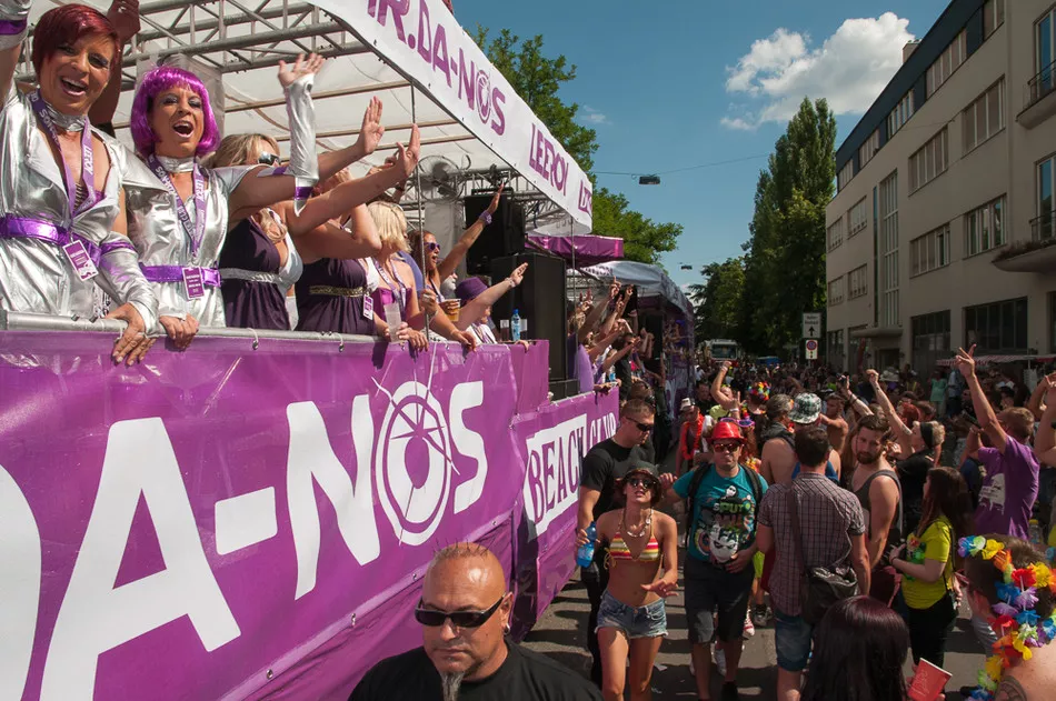 One Nation - Street Parade Lovemobile - Geschichte - 2013