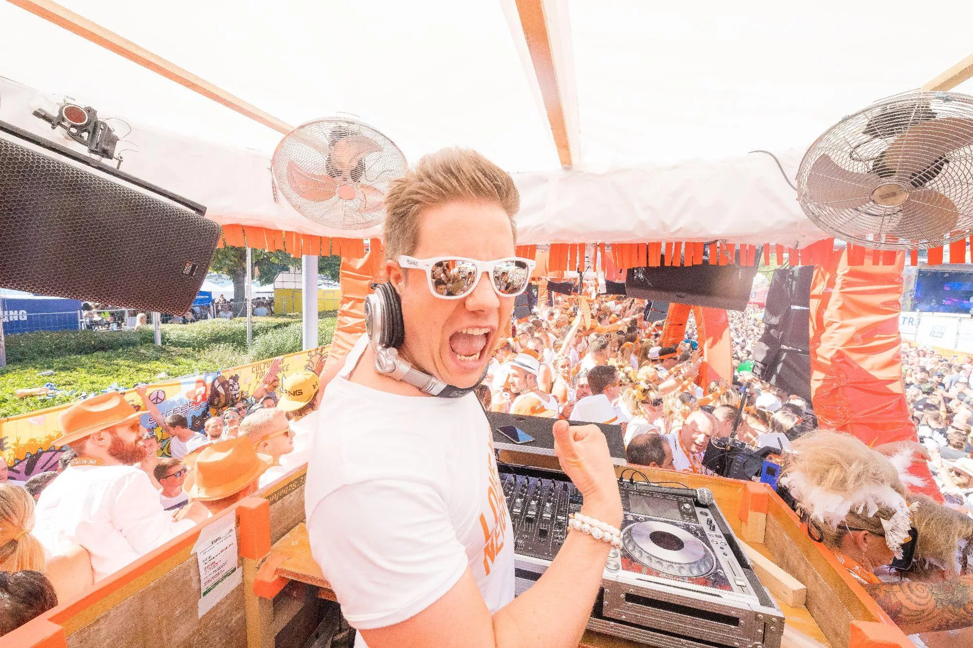 One Nation - Street Parade Lovemobile